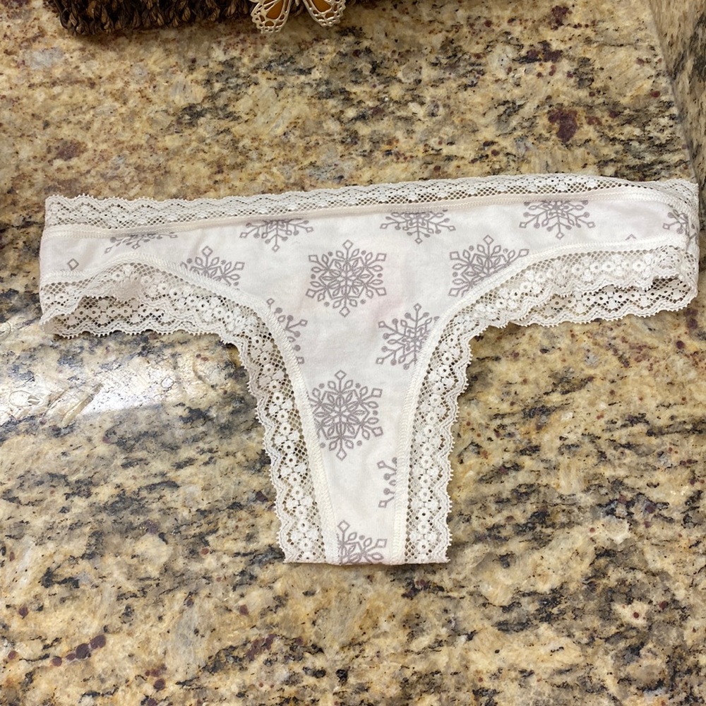 Pink by Victoria secret thong size xs NWT